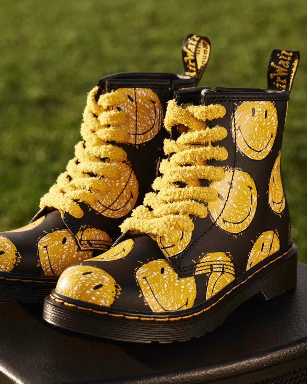 Junior 1460 Smiley® Leather Boots*Dr. Martens Hot