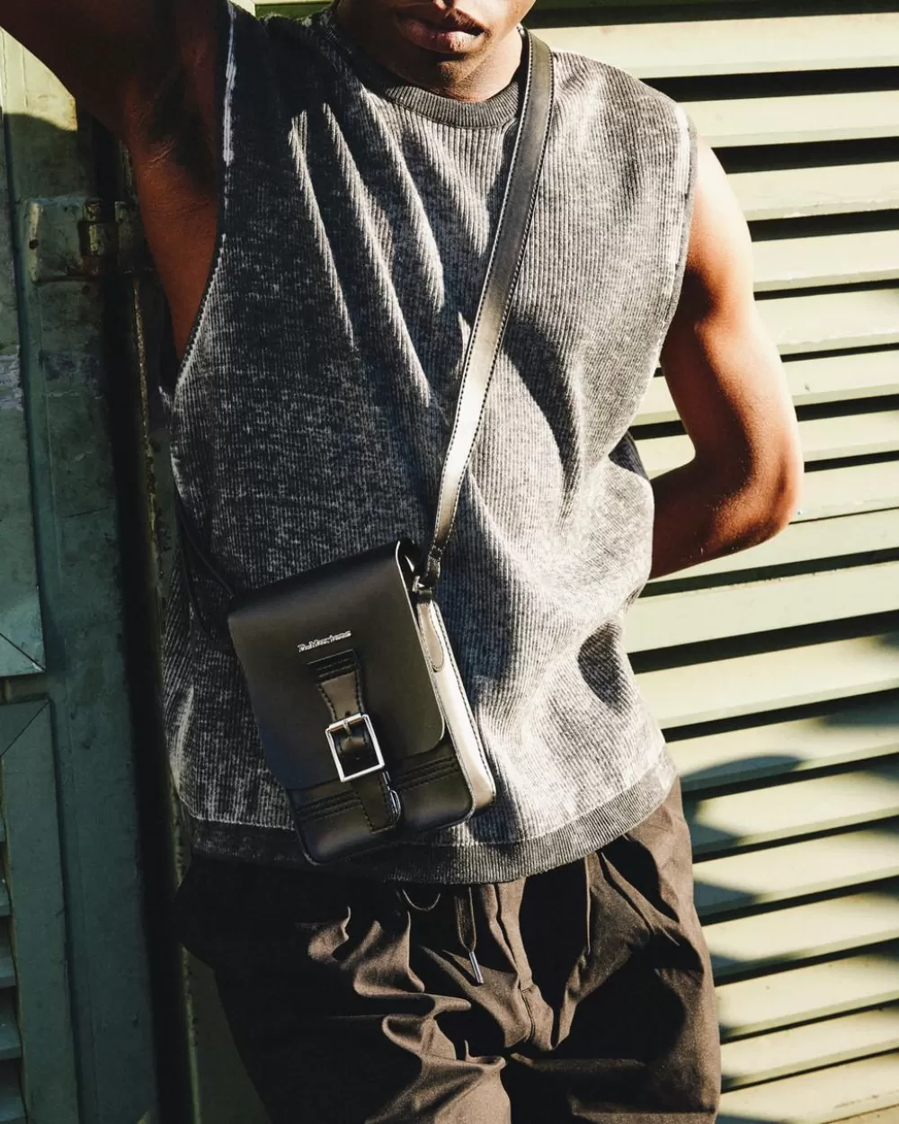 Kiev Smooth Leather Leather Vertical Crossbody -Laukku*Dr. Martens Discount